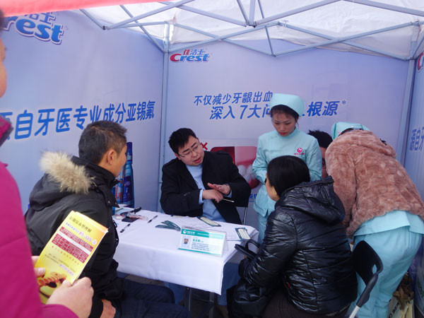 爱齿尔口腔吴医生为市民检查口腔
