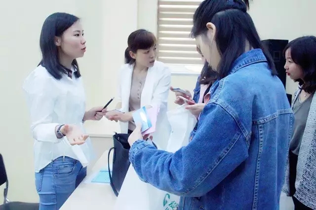 爱齿尔口腔讲座现场互动